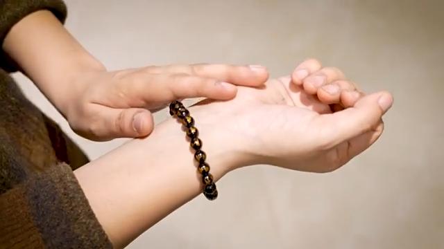 Black Obsidian Om Mani Padme Hum Bracelet – 8mm Tibetan Mantra Beads for Protection & Healing